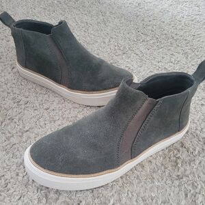 Tom's green suede shoes